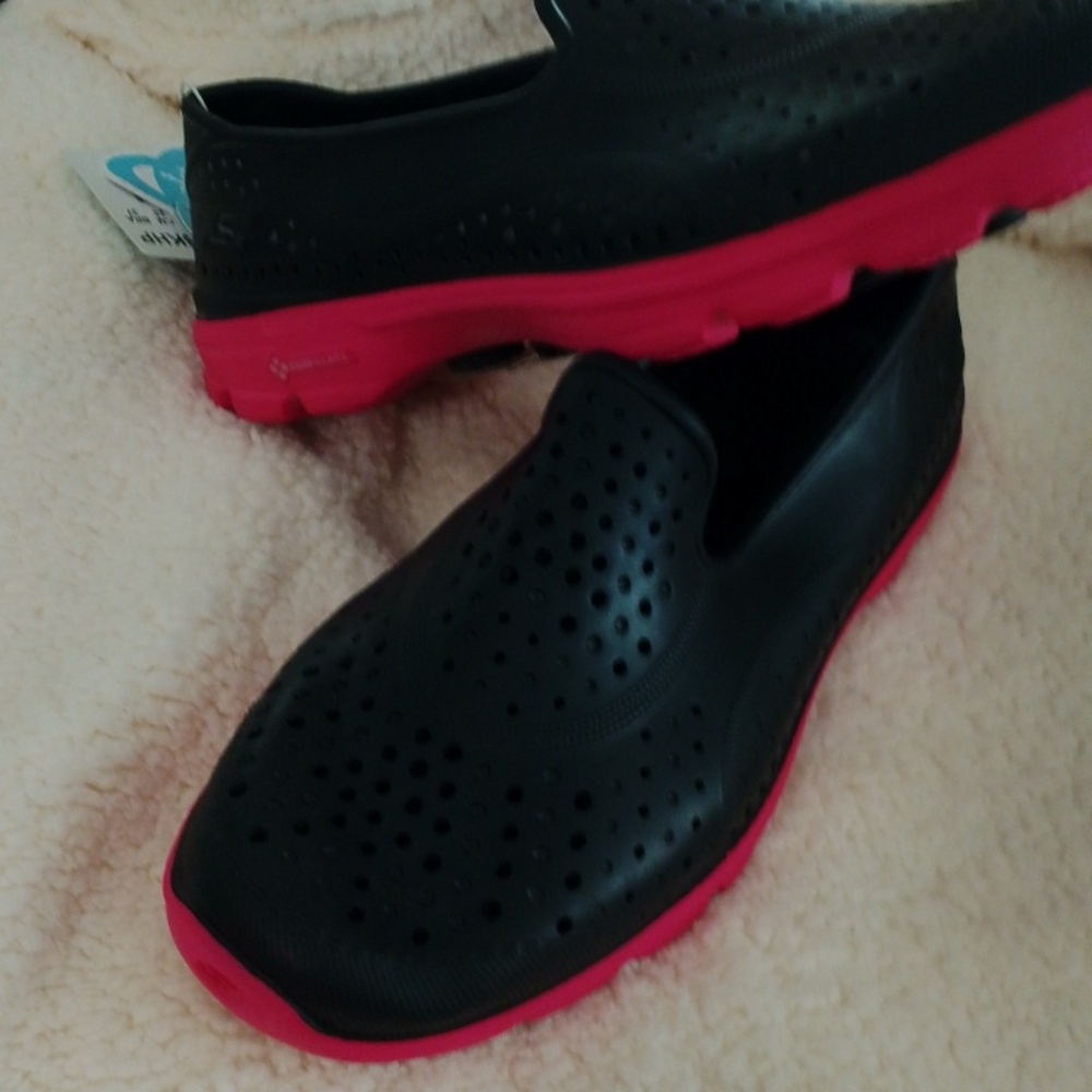 Skechers H2GO Black with Pink Soles - Picture 4 of 5